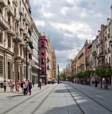 İnsanlar, İspanyol şehir Sevilla en önemli caddelerden birinde Anayasa Avenue, sanki eski binalar cephe ile tramvay hatları bkz:. 