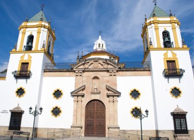 Ronda İspanyol köyü kilise Our Lady del Socorro bulunan olduğunu bir beyaz ve sarı güneşli bir kilise 
