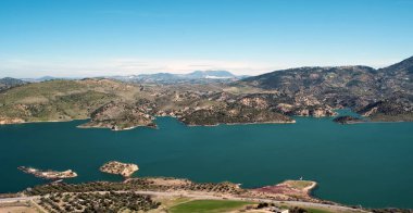 Yılında kasaba, Zahara de la Sierra, Cadiz İspanyol eyaletinde bulunan göldür arka planda, bir kış günü alınan görüntü kıyı ve dağ manzarası 