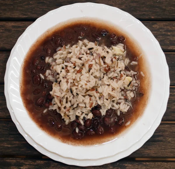 Placa Arroz Blanco Sobre Frijoles Negros Con Cuchara Madera — Foto de Stock