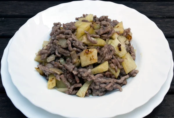 Carne Picada Patatas Servidas Plato Blanco — Foto de Stock