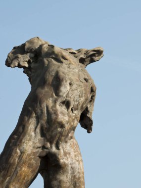 Adonis, antik bir heykeli kolları ve kafa ile 