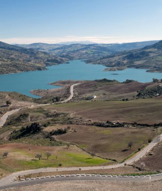 Yılında kasaba, Zahara de la Sierra, Cadiz İspanyol eyaletinde bulunan göldür arka planda, bir kış günü alınan görüntü kıyı ve dağ manzarası 