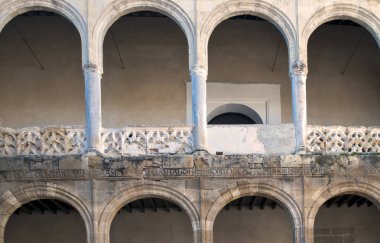 Bir arka plan oluşturan castilian semisirküler kemerler