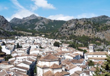 Cadiz içinde Grazalema arka planda dağlar ile havadan görünümü