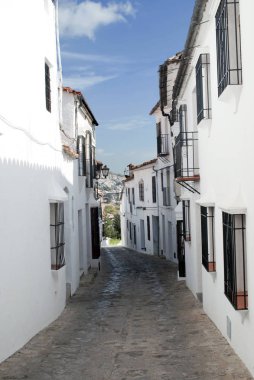 Her iki tarafında Zahara de la Sierra İspanya Beyaz Saray'la Arnavut kaldırımlı sokakta kaldırım.