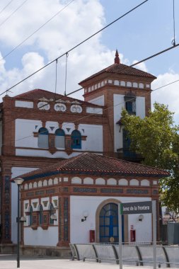 Bir Jerez de la Frontera girişinde mavi penceresi olan eski ev 