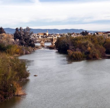 Cordoba, köprü, tabanından alınan görüntü caminin yanındaki katedral şehrin Giuadalquivir geçitle nehirdir 