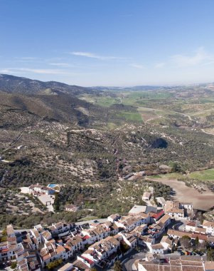 Ağaçlarda Zahara köyü de la sierra, İspanya çevrili büyük bir manzara. Bazı Beyaz Saray ve dağın içinde çatı görebilirsiniz. 