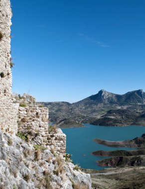 Yılında kasaba, Zahara de la Sierra, Cadiz İspanyol eyaletinde bulunan göldür arka planda, bir kış günü alınan görüntü kıyı ve dağ manzarası 