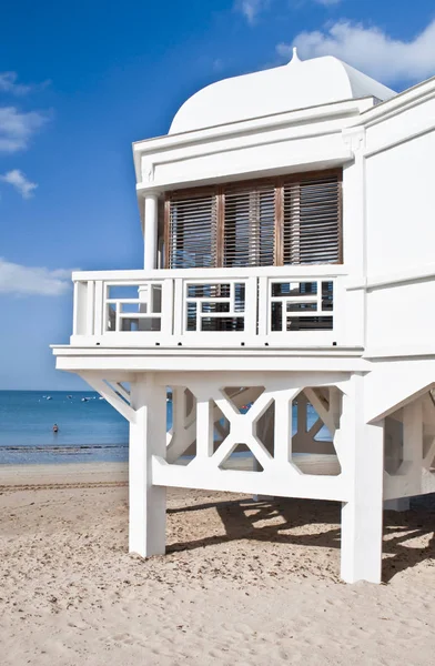 Білий Будівля Розташована Пляж Кадіс Іспанії — стокове фото