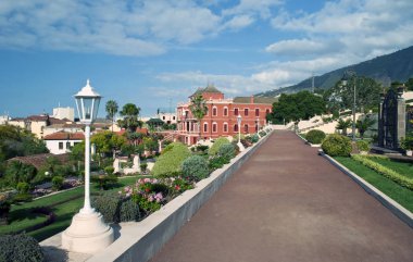 Turuncu İspanyol şehir, La Orotava içinde bulunan bir sömürge ev bahçe yolu 