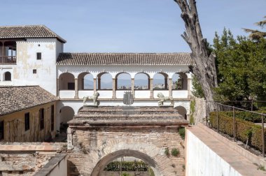 Granada İspanyol şehir, bulunan Alhambra Nasrid anıtının sütunlarla Hall bkz: cephe 