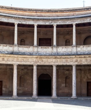 Avlu sütunlarla Alhambra, yarım daire şeklinde içine