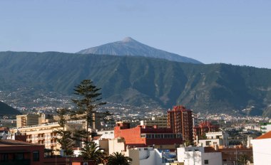 Teide Yanardağı üzerinden şehir Puerto de la Cruz'daki görünümünü Adası Tenerife İspanya yer alır 