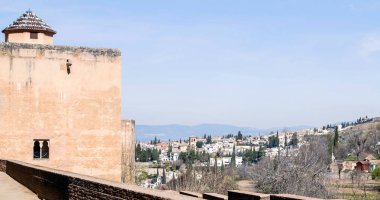 Nasrid Anıtı Alhambra, bunlar onun kuleleri ve ağaçlar ve Sierra Nevada dağlarında arka plan ile bir tarafı şehirde çevrili duvarlar 