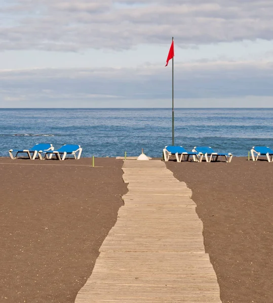 Boardwalk Sahilde Birkaç Hamak Bir Kırmızı Bayrak Puerto Cruz Tenerife — Stok fotoğraf