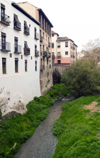 Creek Pasando Por Las Antiguas Casas Con Una Fachada Balcón —  Fotos de Stock