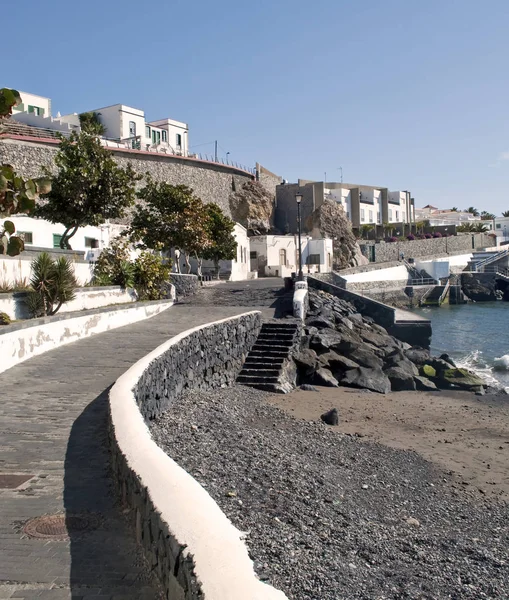 Strada Sulla Spiaggia Con Case Bianche Lato Scale Che Scendono — Foto Stock