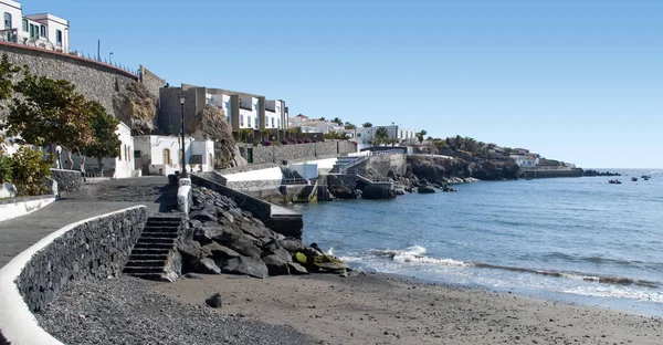 Strada Sulla Spiaggia Con Case Bianche Lato Scale Che Scendono — Foto Stock