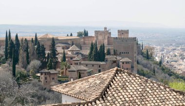 Nasrid Anıtı Alhambra, bunlar onun kuleleri ve ağaçlar ve Sierra Nevada dağlarında arka plan ile bir tarafı şehirde çevrili duvarlar 