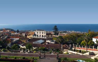 İspanyol La Orotava kasaba, görüntülemek, sonra o çatılar ve kubbe ile arka plan üzerinde net bir gün denizde gözlenen ilk hedef üzerinde beyaz bir evim