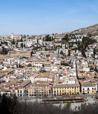 Granada Hava görünümünü nehre Darro bir kenara modern binalarla çevrili. 