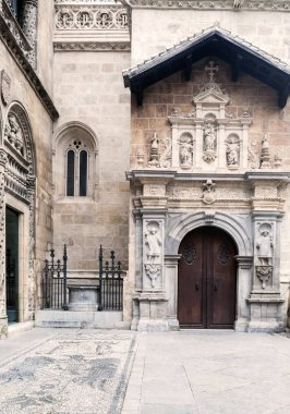 Toledo, onun surronded bazı ağaçların yanında kilise çan kulesi görünümünü 