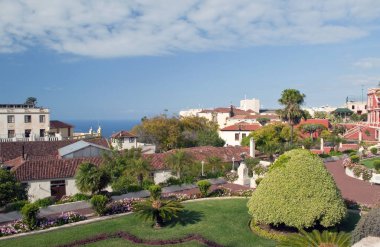 İspanyol La Orotava kasaba, görüntülemek, sonra o çatılar ve kubbe ile arka plan üzerinde net bir gün denizde gözlenen ilk hedef üzerinde beyaz bir evim