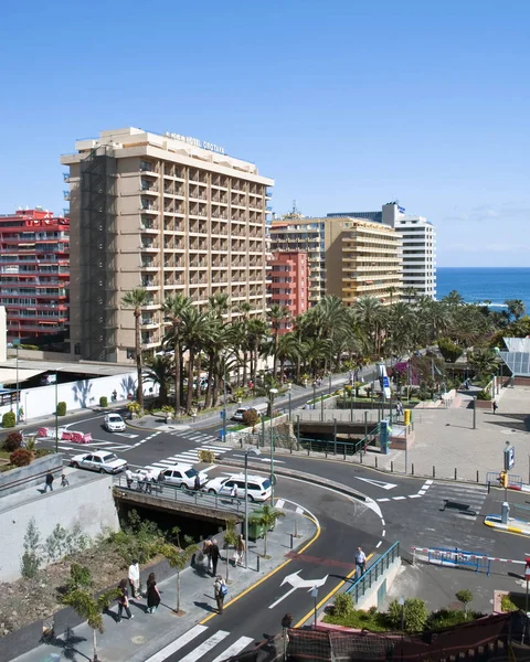Avenue Med Palmer Puerto Cruz Omgivet Mennesker Hoteller Baggrunden Havet - Stock-foto