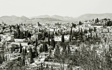 Granada Hava görünümünü nehre Darro bir kenara modern binalarla çevrili. 