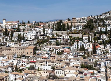 Granada Hava görünümünü nehre Darro bir kenara modern binalarla çevrili. 