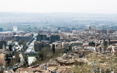 Granada Hava görünümünü nehre Darro bir kenara modern binalarla çevrili. 