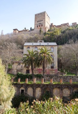 Nasrid Anıtı Alhambra, bunlar onun kuleleri ve ağaçlar ve Sierra Nevada dağlarında arka plan ile bir tarafı şehirde çevrili duvarlar 
