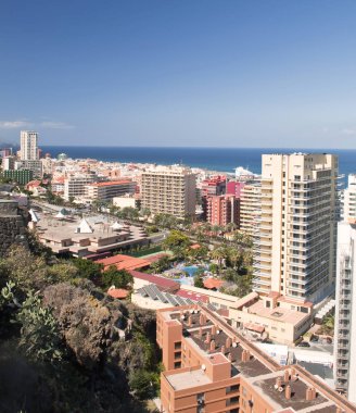 Puerto de la Cruz, Tenerife,'havadan görünümü birçok gökdelenler ve beyond the sea görebileceğiniz bir yer turist 