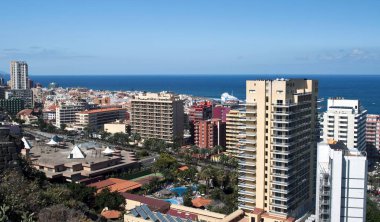 Puerto de la Cruz, Tenerife,'havadan görünümü birçok gökdelenler ve beyond the sea görebileceğiniz bir yer turist 