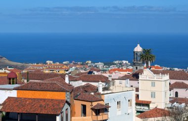 La Orotava bahçeleri, görüntülemek, onların çatılar ve okyanus alt ile evleri are