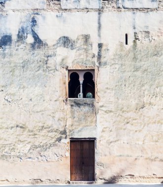 Birkaç windows Nasrid tarzı ve bir kapı ile eski Arap duvar 