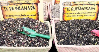 Kutuları çay yaprakları ile yan yana yerleştirilen 