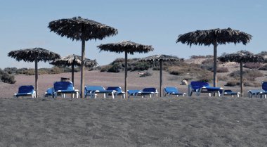 Birkaç şemsiye ve plaj kum üzerinde hamak 