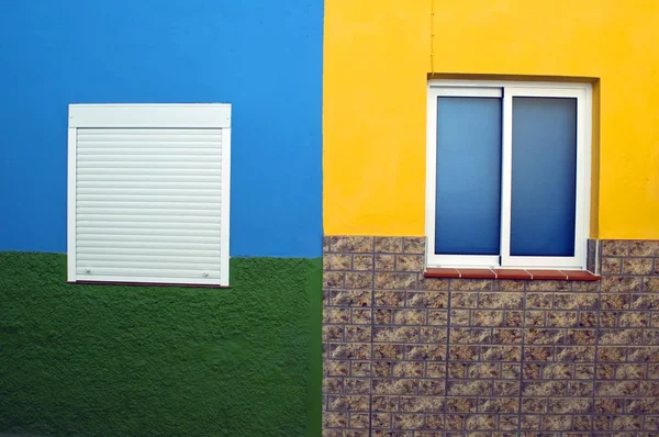 Parede Quatro Cores Com Uma Janela Cada Lado — Fotografia de Stock