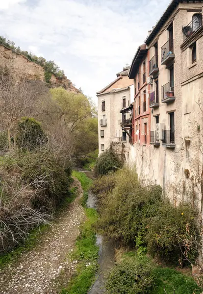 Creek Passant Par Les Vieilles Maisons Avec Une Façade Balcon — Photo