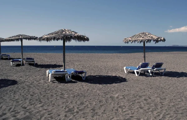 Flera Paraplyer Och Hängmattor Stranden Sanden — Stockfoto