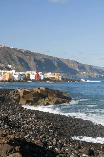 Weergeven Van Een Strand Met Golven Spaanse Stad Van Puerto — Stockfoto