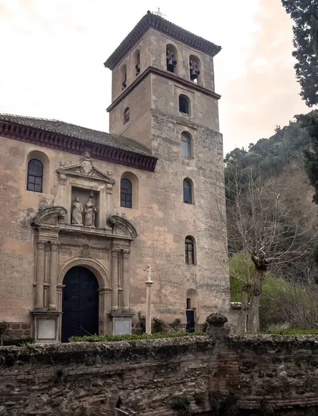 Vista Del Campanario Iglesia Toledo Rodeado Por Algunos Árboles — Foto de Stock