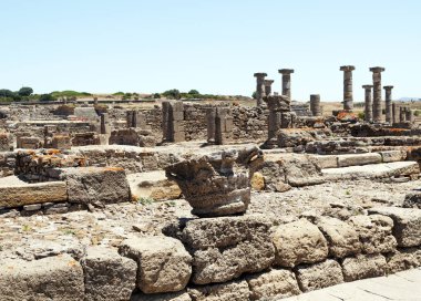 Birkaç taş olan Roma Forumu baelo kalıntıları içinde yer alan cadiz İspanya il içinde claudia 