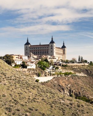 toledo, santa maria ve ortaçağ şehir yapısı içinde alcazar Gotik Katedrali gördün, İspanyol şehir görüntüsü 