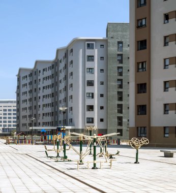 Modern binalarla çevrili fitness ekipmanları 