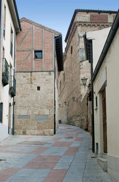 Eski Evleri Birkaç Windows Balconys Salamanca Spanyol Şehir Ile Döşeli — Stok fotoğraf