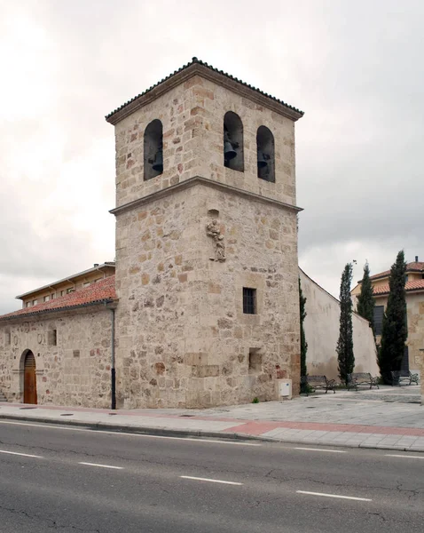 Toren Met Een Klokkentoren Ligt Aan Een Straat Spaanse Stad — Stockfoto